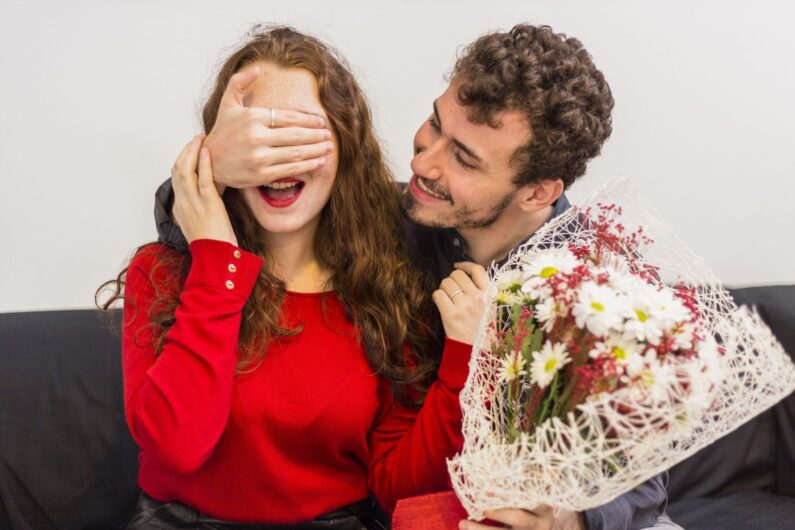 Explore Heartfelt Romantic Gifts Online at OyeGifts
