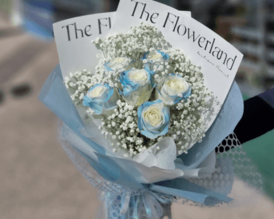 Frozen-blue-roses-bouquet