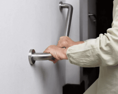 safety-rails_-why-every-senior-citizens-home-needs-them-768×512-1