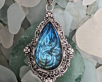 enchanting-labradorite-and-carved-sterling-silver-pendant-647805
