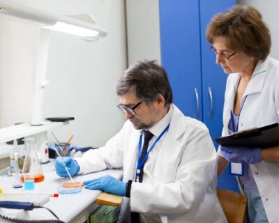 doctors-working-together-medical-research-90kb